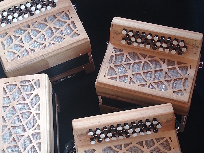 4 harmonéons en noyer vus de haut