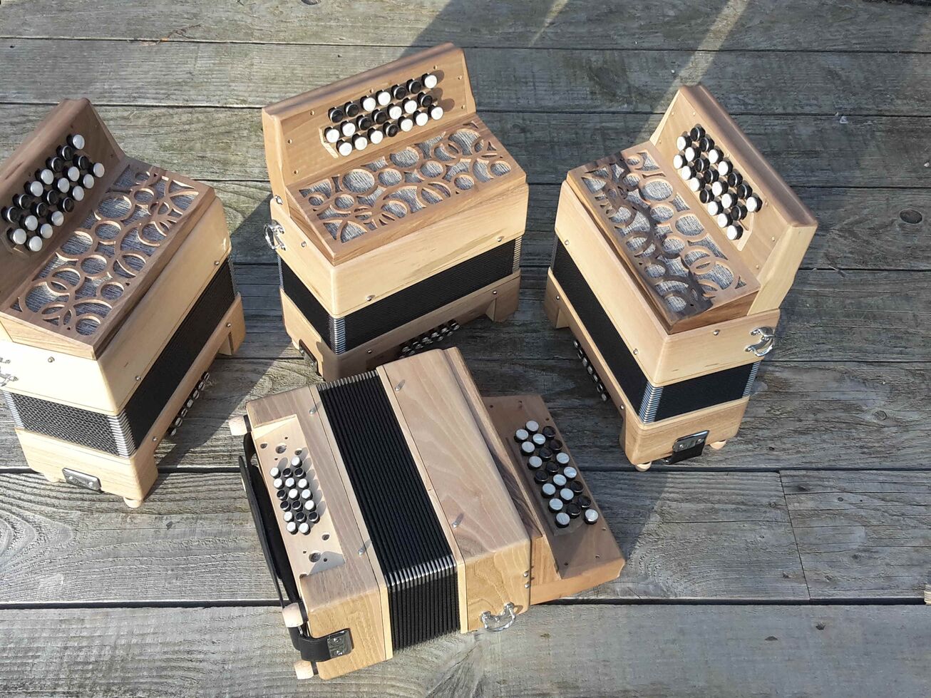 4 tous petits harmonéons en noyer